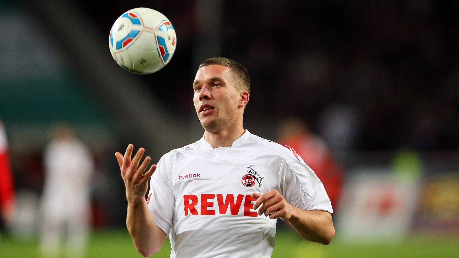 球场“铁血防线”：那些最难攻破的后防组合，铁血防守